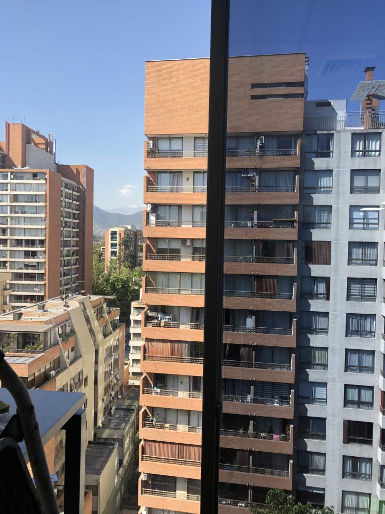 Antes y despúes de aplicar láminas para el control solar. Producto usado marca MADICO, con garantía de 10 años.