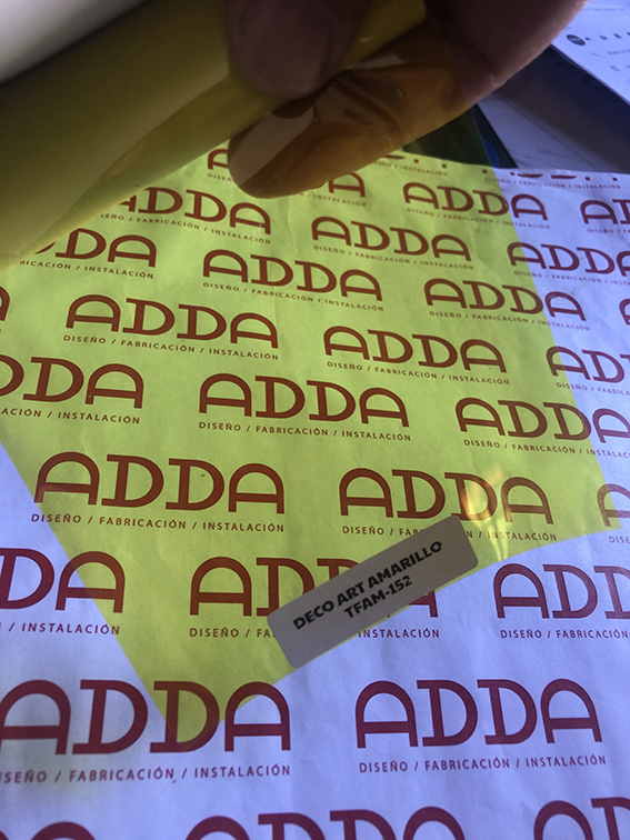 lámina de color amarillo decorativa